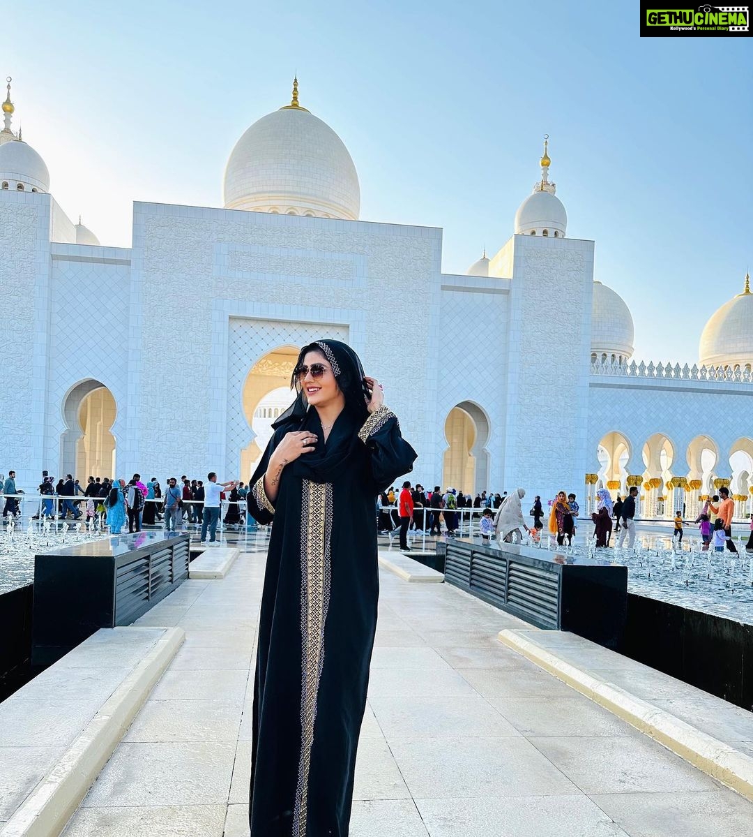 Soniya Bansal Instagram - The future belongs to those who believe in the beauty of their dreams. . #travelphotography #fashionstyle #soniyabansal #soniyabansal #actress #model #fashion #instagram #internationalmodel #actress #soniyabansa #lifestyle#soniyabansal Grand Mosque, Abu Dhabi