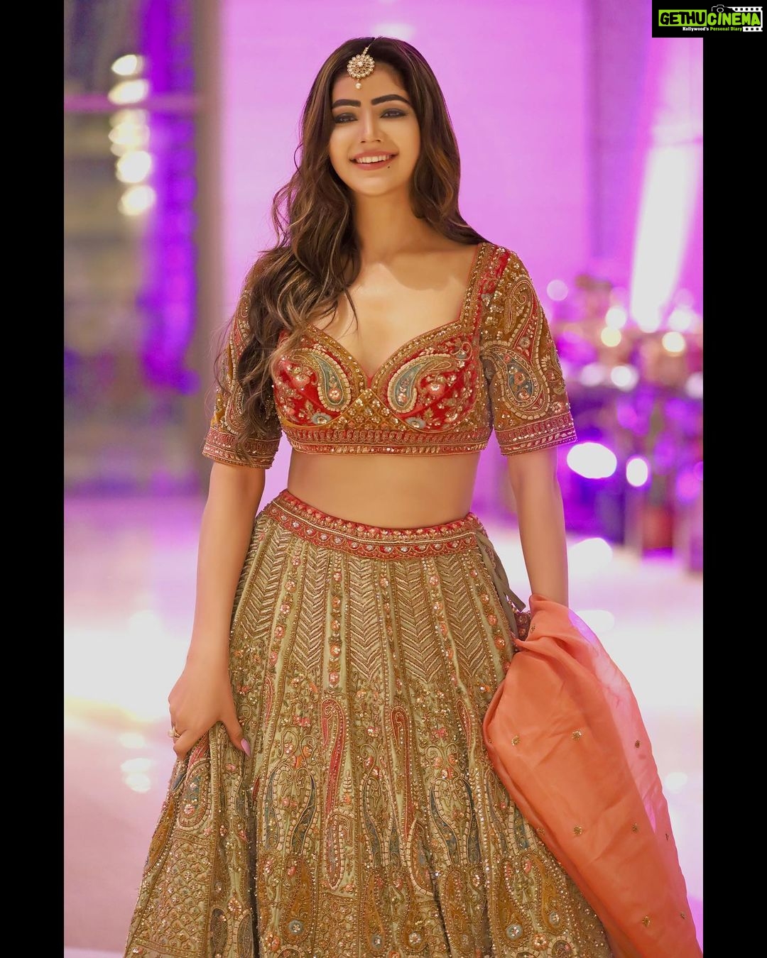 Soniya Bansal Instagram - Those who do not know how to see the precious things in life will never be happy. #throwback #throwbackthursday #mumbai #desertphotography #dubaidesert #fashionblogger #actor #soniyabansal#instagood