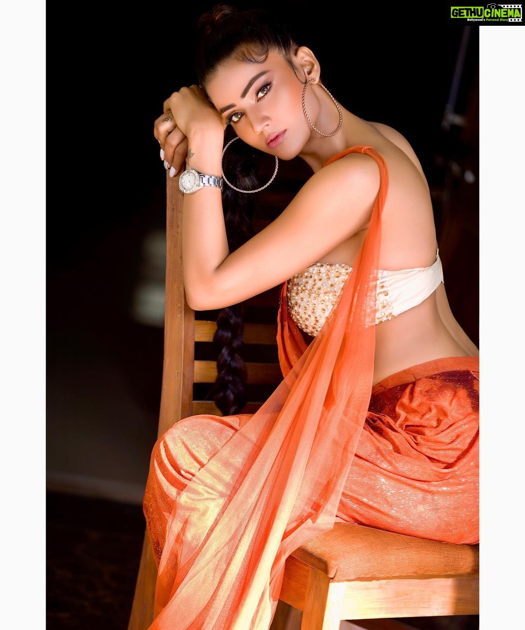 Soniya Bansal Instagram - Life is like riding a bicycle. To keep your balance, you must keep moving. #travelphotography #fashionstyle #mumbai #soniyabansal #actress #model #fashion #instagram #internationalmodel #actress #soniyabansa #lifestyle