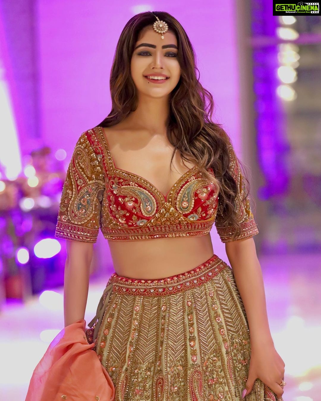 Soniya Bansal Instagram - Those who do not know how to see the precious things in life will never be happy. #throwback #throwbackthursday #mumbai #desertphotography #dubaidesert #fashionblogger #actor #soniyabansal#instagood