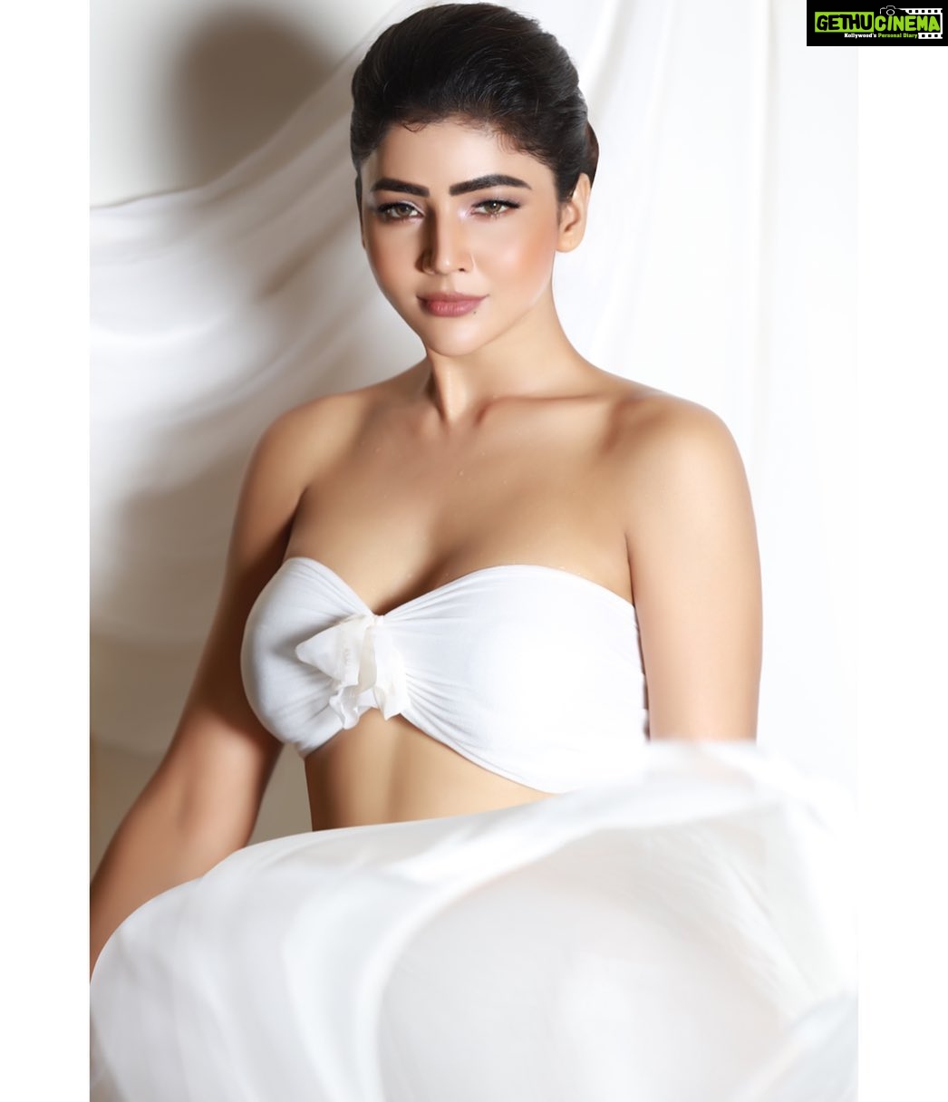 Soniya Bansal Instagram - "I'm selfish, impatient and a little insecure. I make mistakes, I am out of control and, at times, hard to handle. But if you can't handle me at my worst, then you sure as hell don't deserve me at my best