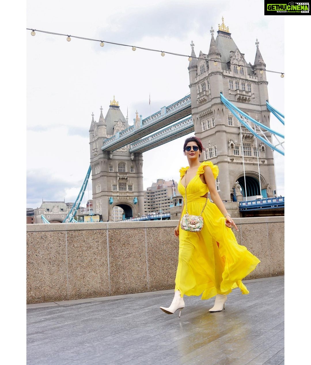 Soniya Bansal Instagram - You can't go back and change the beginning, but you can start where you are and change the ending. London, United Kingdom