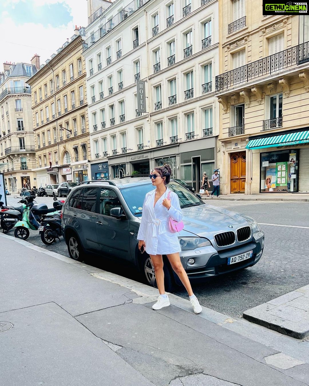 Soniya Bansal Instagram - Be happy for this moment. This moment is your life. Never take life seriously. Nobody gets out alive anyway #travelphotography #fashionstyle #paris #soniyabansal #actress #model #fashion #instagram #internationalmodel #actress #soniyabansa #lifestyle Paris, France