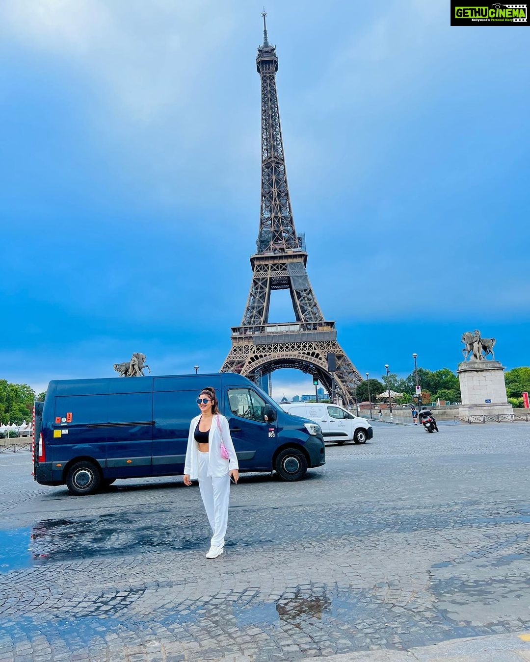 Soniya Bansal Instagram - "If you are lucky enough to have lived in Paris as a young man, then wherever you go for the rest of your life it stays with you, for Paris is a moveable feast." #travelphotography #fashionstyle #paris #soniyabansal #actress #model #fashion #instagram #internationalmodel #actress #soniyabansa #lifestyle Eiffel Tower, Paris