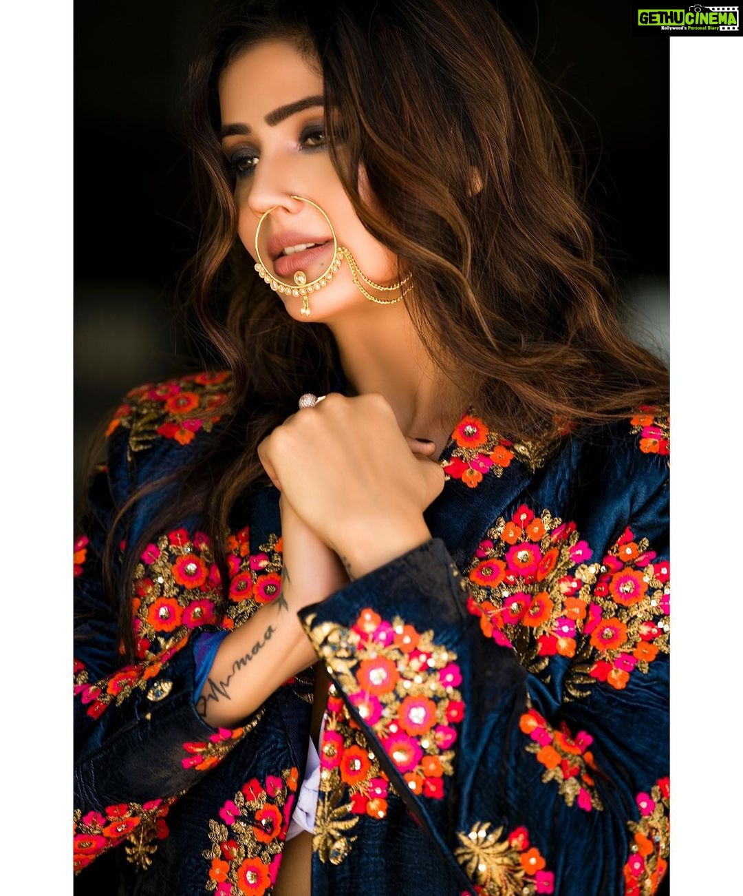 Soniya Bansal Instagram - Enjoy every moment. All of them will be precious later. Give every dashe chance tO become the most beautiful otyour lifé. feel like i was your everything but then you easily like i was Nothing to you #travelphotography #fashionstyle #soniyabansal #soniyabansal #actress #model #fashion #instagram #internationalmodel #actress #soniyabansa #lifestyle #soniyabansal