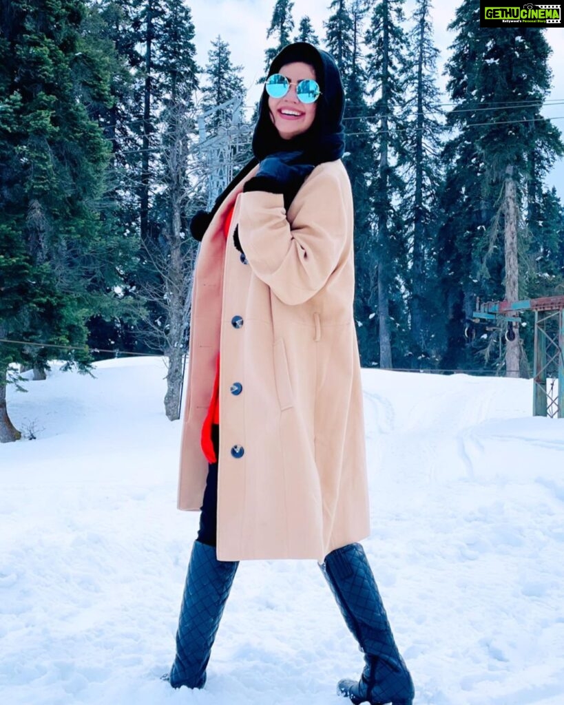 Soniya Bansal Instagram - Every other beauty simply vanishesor feels less when youonce see how beautiful Kashmir is. The valley, the mountains and the river – everything about the stunning land continue to elevate its beauty at all the junctionsthrowing new surprises. #travelphotography #fashionstyle #gulmarg #kashmir #soniyabansal #actress #model #fashion #instagram #internationalmodel #actress #soniyabansa #lifestyle Gulmarg, Kashmir