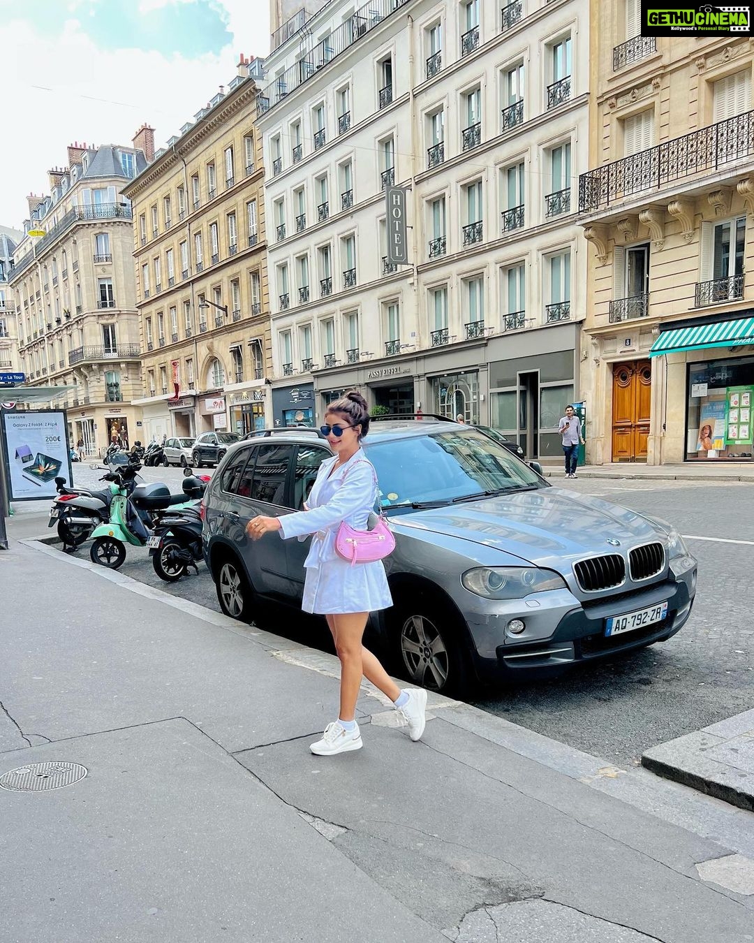 Soniya Bansal Instagram - Be happy for this moment. This moment is your life. Never take life seriously. Nobody gets out alive anyway #travelphotography #fashionstyle #paris #soniyabansal #actress #model #fashion #instagram #internationalmodel #actress #soniyabansa #lifestyle Paris, France