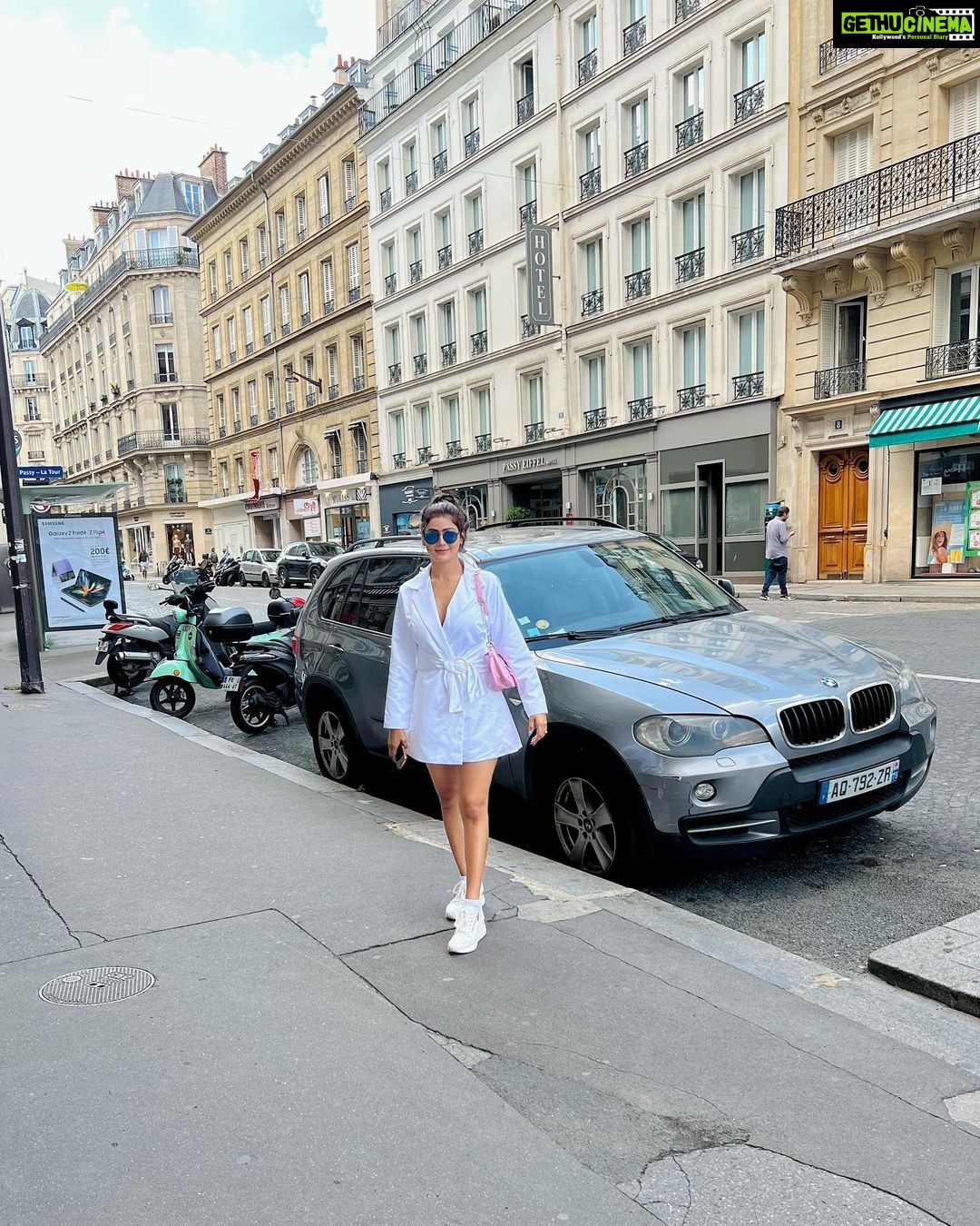 Soniya Bansal Instagram - Be happy for this moment. This moment is your life. Never take life seriously. Nobody gets out alive anyway #travelphotography #fashionstyle #paris #soniyabansal #actress #model #fashion #instagram #internationalmodel #actress #soniyabansa #lifestyle Paris, France