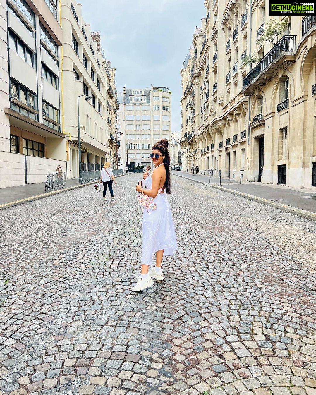 Soniya Bansal Instagram - "The passage from the big to the little is what makes Paris beautiful. and you have to be prepared to be small-to live, to trudge, to have your head down in melncholy and then lift it up, sideways- to get it. "There is always light. H' only we re brave enough to see it. I'only we're brave enough to be it.: #travelphotography #fashionstyle #paris #soniyabansal #actress #model #fashion #instagram #internationalmodel #actress #soniyabansa #lifestyle Paris, France
