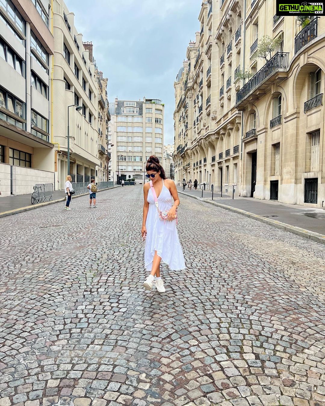 Soniya Bansal Instagram - "The passage from the big to the little is what makes Paris beautiful. and you have to be prepared to be small-to live, to trudge, to have your head down in melncholy and then lift it up, sideways- to get it. "There is always light. H' only we re brave enough to see it. I'only we're brave enough to be it.: #travelphotography #fashionstyle #paris #soniyabansal #actress #model #fashion #instagram #internationalmodel #actress #soniyabansa #lifestyle Paris, France