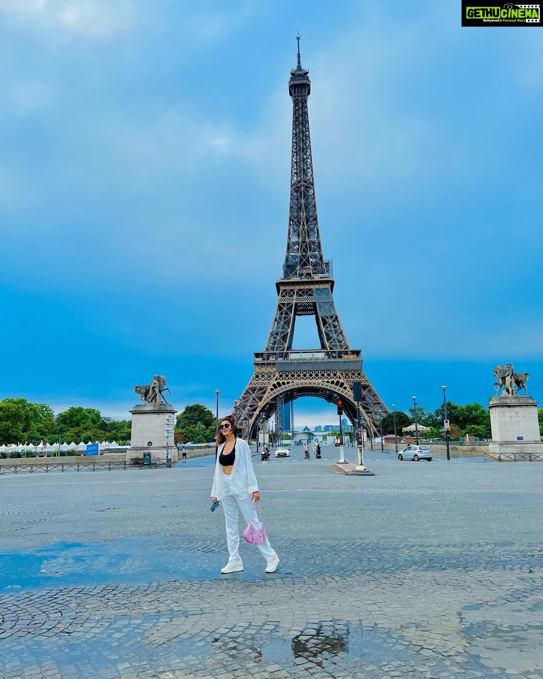 Soniya Bansal Instagram - "If you are lucky enough to have lived in Paris as a young man, then wherever you go for the rest of your life it stays with you, for Paris is a moveable feast." #travelphotography #fashionstyle #paris #soniyabansal #actress #model #fashion #instagram #internationalmodel #actress #soniyabansa #lifestyle Eiffel Tower, Paris