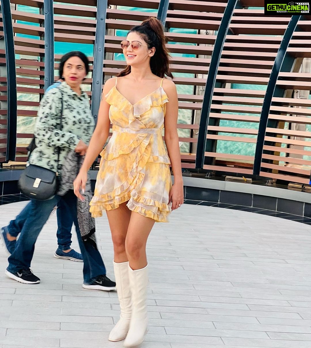 Soniya Bansal Instagram - "The purpose of our lives is to be happy. "The way I see it, ifyou want the rainbow, you gotta put up with the rain. #travelphotography #fashionstyle #soniyabansal #soniyabansal #actress #model #fashion #instagram #internationalmodel #actress #soniyabansa #lifestyle #soniyabansal United Arab Emirates