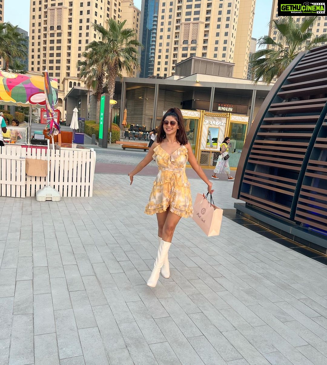 Soniya Bansal Instagram - "The purpose of our lives is to be happy. "The way I see it, ifyou want the rainbow, you gotta put up with the rain. #travelphotography #fashionstyle #soniyabansal #soniyabansal #actress #model #fashion #instagram #internationalmodel #actress #soniyabansa #lifestyle #soniyabansal United Arab Emirates