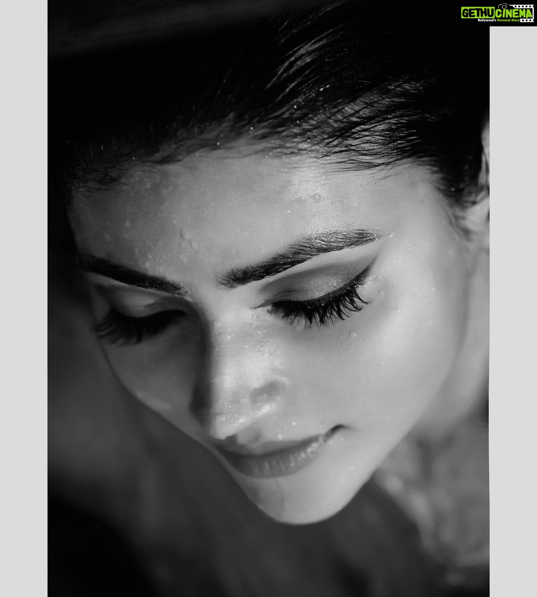 Soniya Bansal Instagram - Time is too slow for those who wait, too swift for those who fear, too long for those who grieve, too short for those who rejoice, but for those who love, time is eternity.