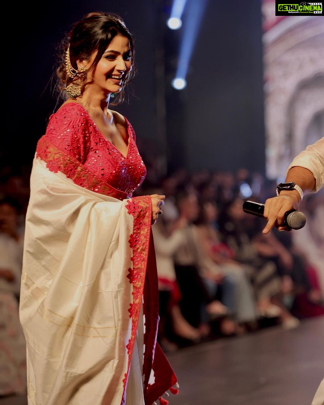 Soniya Bansal Instagram - A dream is what makes people love life even when it is painful” #timefashionweekrampworlk #bombay #timesfashionweek #btfw22 #Designer #Sponsor #glamour #Bombay Times #indiandressing #festivalfashion #Fashion #BTFW #Fashionweek #Designer #Lovely #bombaytimesfashionweek #soniyabansal St. Regis Hotel