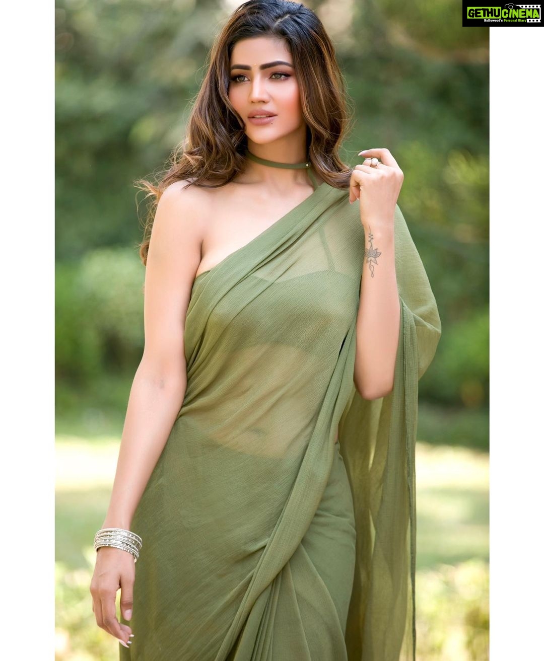 Soniya Bansal Instagram - Sometimes the bad things that happen in our lives put us directly on the path to the best things that will ever happen to us. #travelphotography #fashionstyle #mumbai #soniyabansal #actress #model #fashion #instagram #internationalmodel #actress #soniyabansa #lifestyle