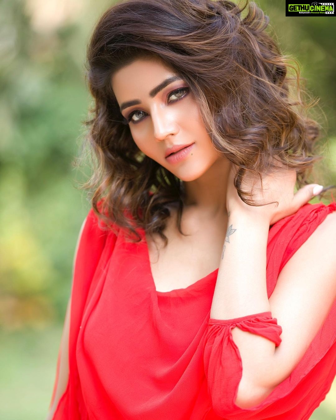 Soniya Bansal Instagram - Life is ten percent what happens to you and ninety percent how you respond to it #travelphotography #fashionstyle #mumbai #soniyabansal #actress #model #fashion #instagram #internationalmodel #actress #soniyabansa #lifestyle