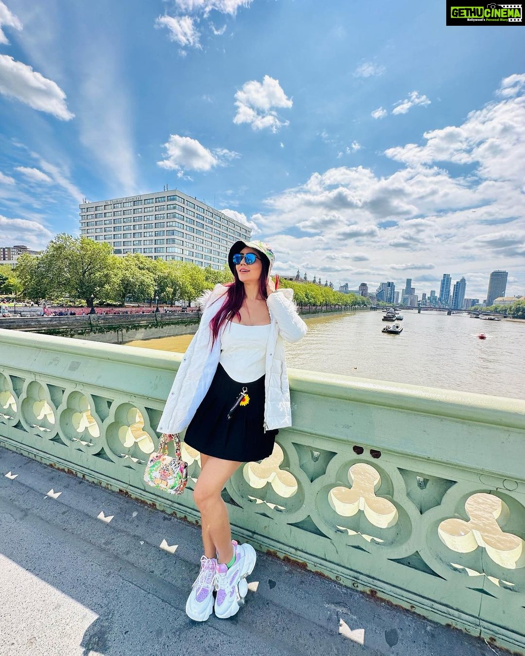Soniya Bansal Instagram - "Be yourself, everyone else is already taken." "It is never too late to be what you might have been.' London, United Kingdom