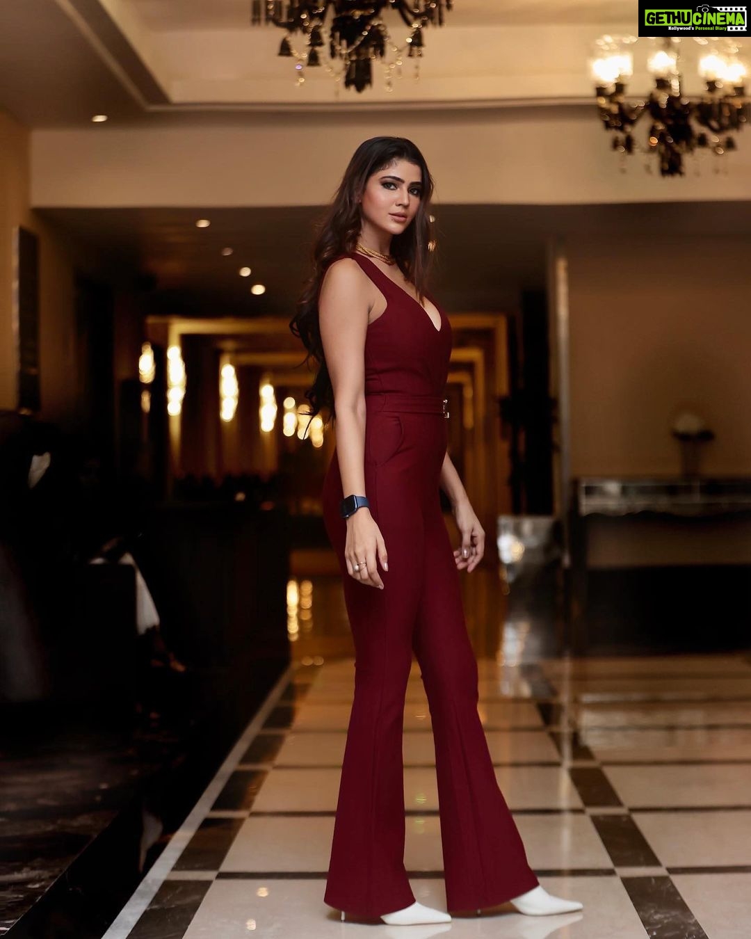 Soniya Bansal Instagram - “I know you can't live on hope alone. But without hope, life is not worth living. So you, and you and you: You got to give them hope. You got to give them hope #travelphotography #fashionstyle #mumbai #soniyabansal #actress #model #fashion #instagram #internationalmodel #actress #soniyabansa #lifestyle St. Regis Hotel