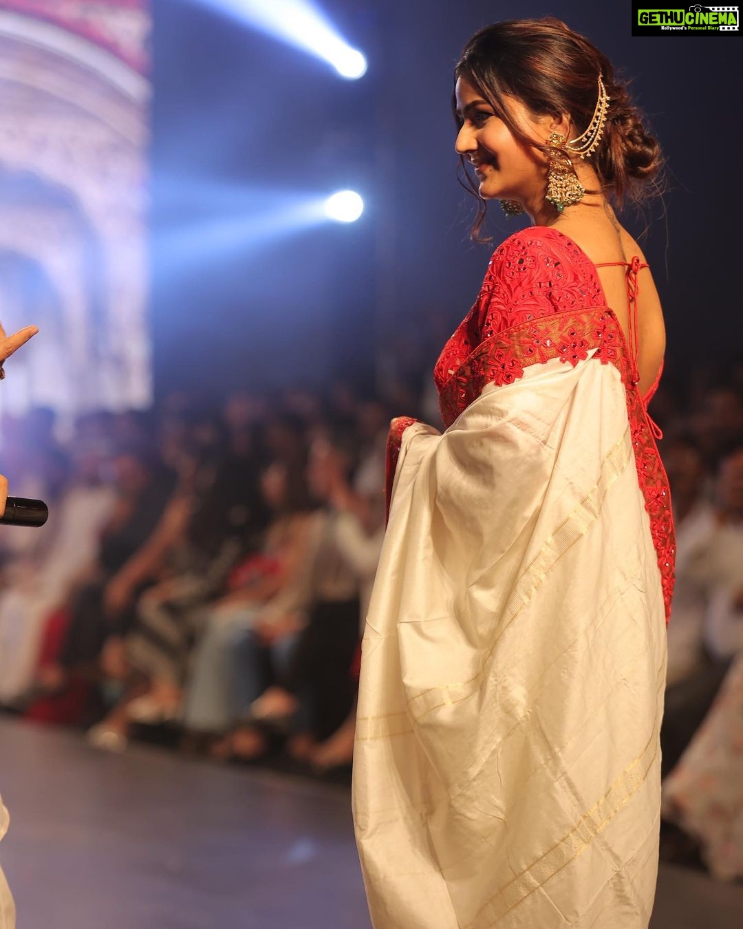 Soniya Bansal Instagram - A dream is what makes people love life even when it is painful” #timefashionweekrampworlk #bombay #timesfashionweek #btfw22 #Designer #Sponsor #glamour #Bombay Times #indiandressing #festivalfashion #Fashion #BTFW #Fashionweek #Designer #Lovely #bombaytimesfashionweek #soniyabansal St. Regis Hotel