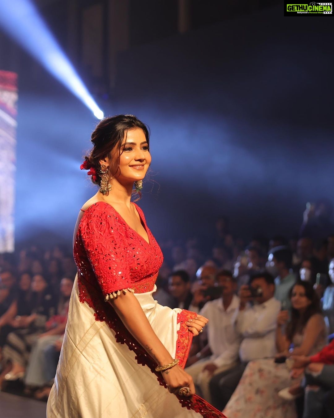Soniya Bansal Instagram - A dream is what makes people love life even when it is painful” #timefashionweekrampworlk #bombay #timesfashionweek #btfw22 #Designer #Sponsor #glamour #Bombay Times #indiandressing #festivalfashion #Fashion #BTFW #Fashionweek #Designer #Lovely #bombaytimesfashionweek #soniyabansal St. Regis Hotel