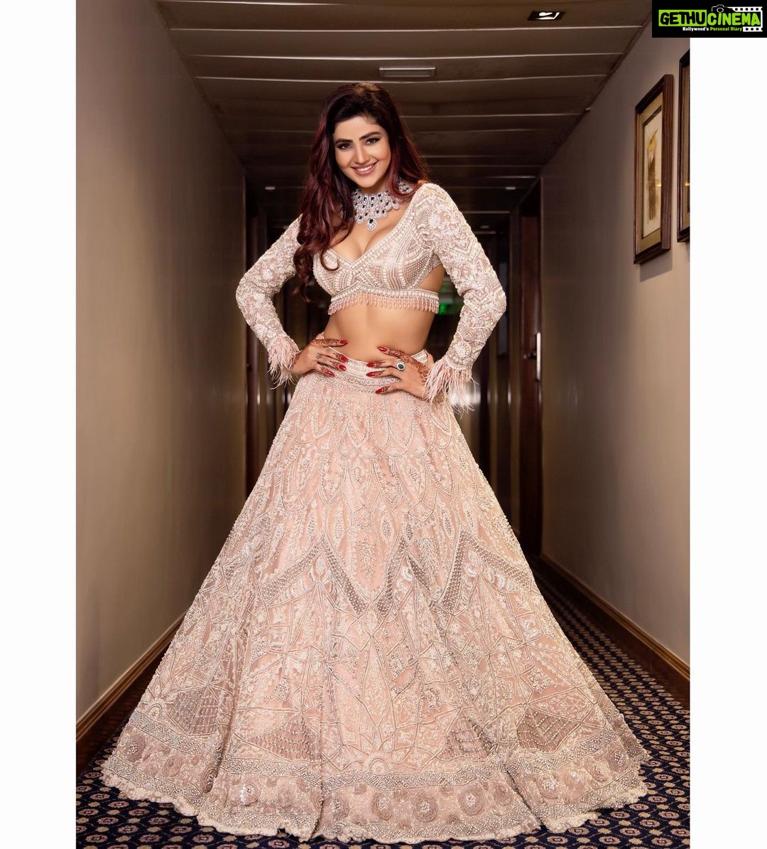 Soniya Bansal Instagram - If you look at what you have in life, you'll always have more. If you look at what you don't have in life, you'll never have enough. Exclusively styled by @kapoormohit888 @styedbymohitkapoor Designer @anjaleeandarjunkapoor Photography @ilmanaazphotography1 Makuap artist @kalpesh_joshi Hairstyle. @salmasayyed47
