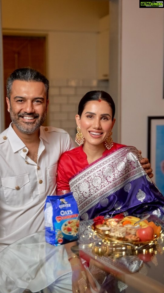 Sonnalli Seygall Instagram - I always knew that my first Karwa Chauth, would be special. After all, it is a celebration of love and togetherness. And my sargi made sure that I could enjoy my day to the fullest! Made with @quaker_india, that is a source of lasting energy*, my sargi was one that helped me stay fuelled through out the day! A special start to a special day, indeed! 😇✨ *Oats contain fibre & slowly absorbed carbohydrates that can increase satiety (providing lasting energy) (See pack for details) #KarwaChauth #Sargi #OatsSargi #Festive #Topical #QuakerOat #Ad