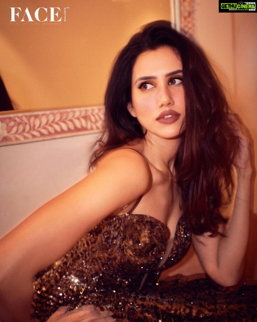 Sonnalli Seygall Instagram - In the dazzling world of Bollywood, where dreams come to life, one actress stands out not only for her talent but also for her infectious spirit and dedication. @sonnalliseygall , known for her versatile acting and impeccable fashion sense, has charmed her way into the hearts of audiences. We had the pleasure of sitting down with her to delve into her incredible journey, from her early days as a ramp model to her Bollywood debut and beyond. With her radiant smile and candid anecdotes, Sonnalli shares the highs and lows of her career, her passion for fitness, her insights into love and relationships, and exciting details about her upcoming projects. So, grab your favorite beverage and join us as we embark on this joyful and insightful conversation with the one and only Sonnalli Seygall. Photography: @dieppj Artist PR: @focuspr @one__communication #FaceMagazine #SonnalliSeygall #MeettheFaces #Exclusive #Interview #Bollywood #Explore