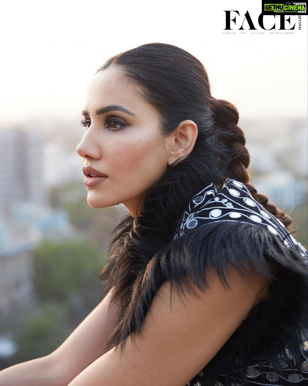 Sonnalli Seygall Instagram - In the dazzling world of Bollywood, where dreams come to life, one actress stands out not only for her talent but also for her infectious spirit and dedication. @sonnalliseygall , known for her versatile acting and impeccable fashion sense, has charmed her way into the hearts of audiences. We had the pleasure of sitting down with her to delve into her incredible journey, from her early days as a ramp model to her Bollywood debut and beyond. With her radiant smile and candid anecdotes, Sonnalli shares the highs and lows of her career, her passion for fitness, her insights into love and relationships, and exciting details about her upcoming projects. So, grab your favorite beverage and join us as we embark on this joyful and insightful conversation with the one and only Sonnalli Seygall. Photography: @dieppj Artist PR: @focuspr @one__communication #FaceMagazine #SonnalliSeygall #MeettheFaces #Exclusive #Interview #Bollywood #Explore