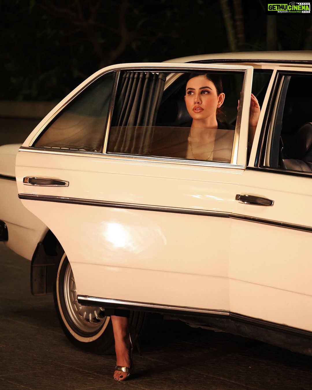 Sonnalli Seygall Instagram - Stole the husband’s suit & car for awards last night 😎 @htcity @ottplayapp Photographs : @mustafa.lightwalla #awardsnight #redcarpet #carstagram #vintagecars #mercedesclassic #classiccars #retroaesthetic