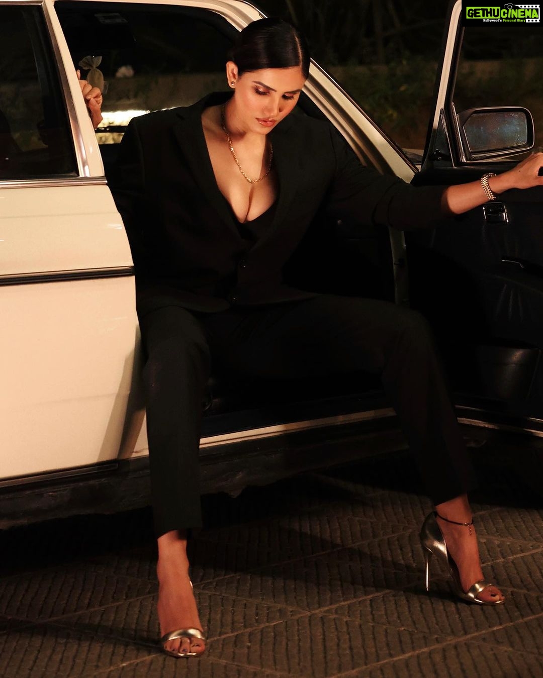 Sonnalli Seygall Instagram - Stole the husband’s suit & car for awards last night 😎 @htcity @ottplayapp Photographs : @mustafa.lightwalla #awardsnight #redcarpet #carstagram #vintagecars #mercedesclassic #classiccars #retroaesthetic