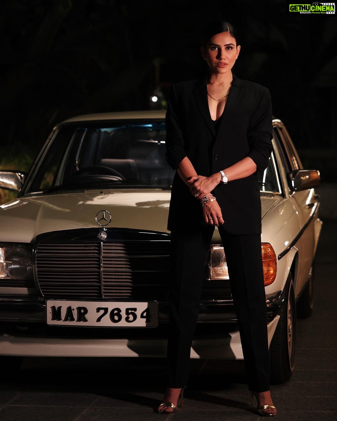 Sonnalli Seygall Instagram - Stole the husband’s suit & car for awards last night 😎 @htcity @ottplayapp Photographs : @mustafa.lightwalla #awardsnight #redcarpet #carstagram #vintagecars #mercedesclassic #classiccars #retroaesthetic
