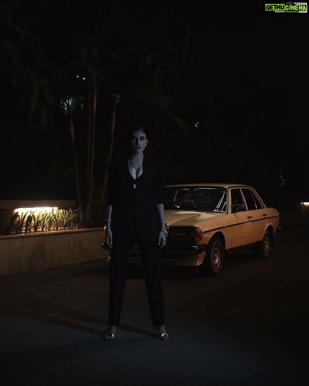 Sonnalli Seygall Instagram - Stole the husband’s suit & car for awards last night 😎 @htcity @ottplayapp Photographs : @mustafa.lightwalla #awardsnight #redcarpet #carstagram #vintagecars #mercedesclassic #classiccars #retroaesthetic