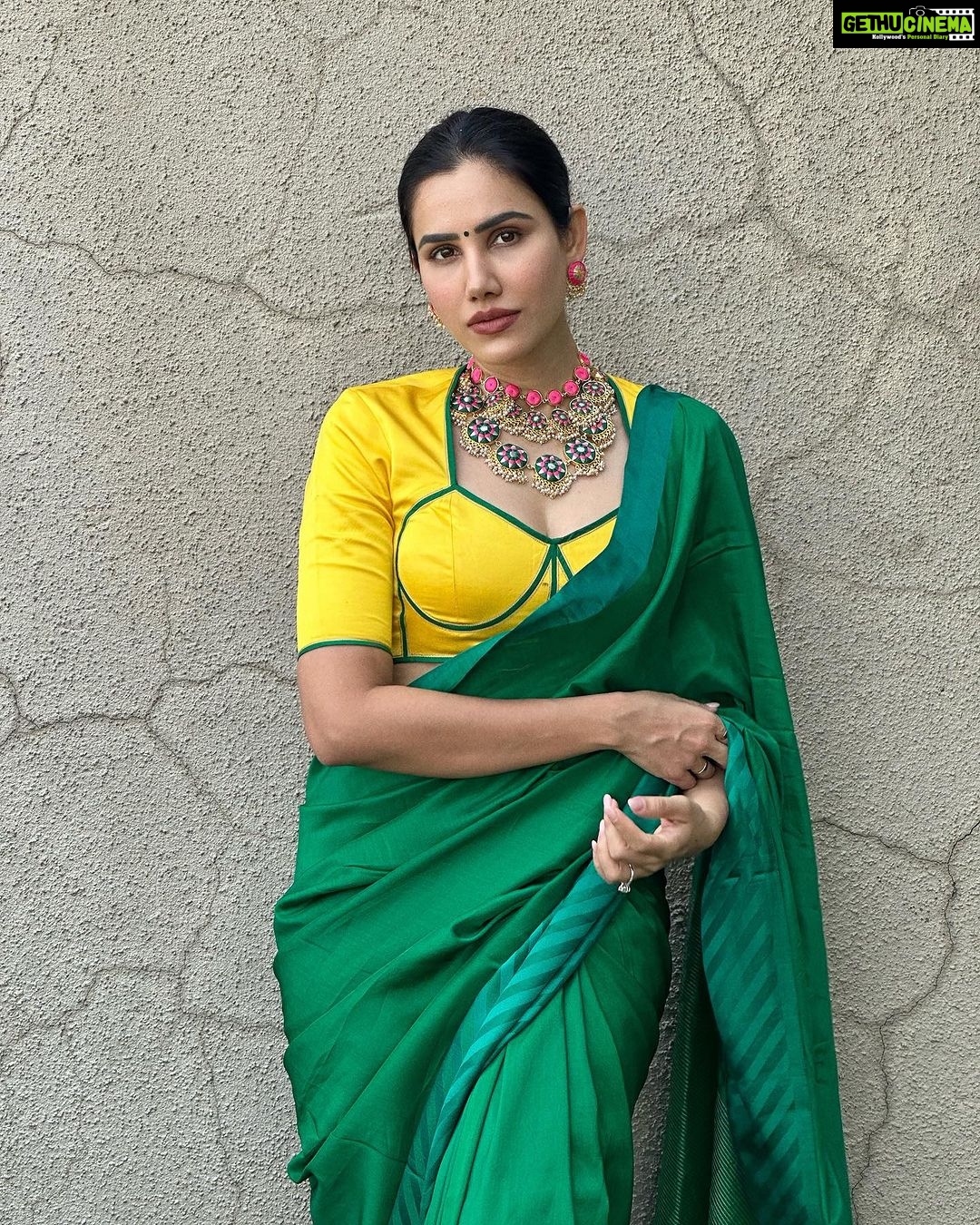 Sonnalli Seygall Instagram - To stories told & untold ❤️ @mumbaifilmfestival Saree- @raw_mango Jewellery- @aquamarine_jewellery Stylist- @trishadjani #artists #art #cinema #mami #indiancinema #mumbaifilmfestival #filmfestival #mumbai