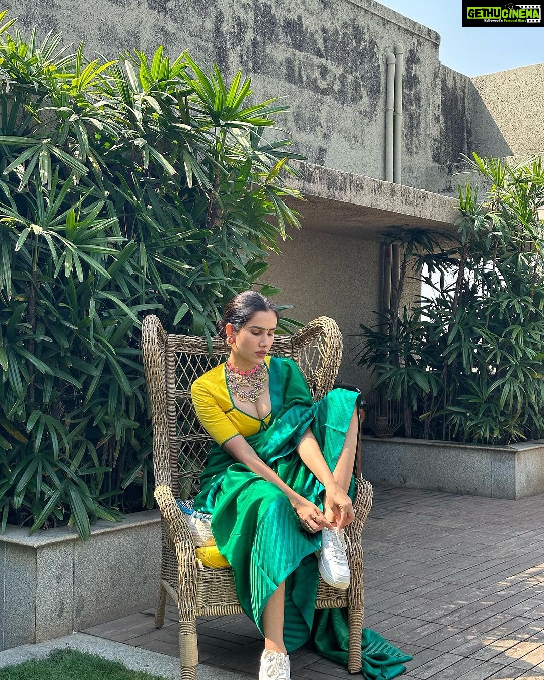 Sonnalli Seygall Instagram - To stories told & untold ❤️ @mumbaifilmfestival Saree- @raw_mango Jewellery- @aquamarine_jewellery Stylist- @trishadjani #artists #art #cinema #mami #indiancinema #mumbaifilmfestival #filmfestival #mumbai