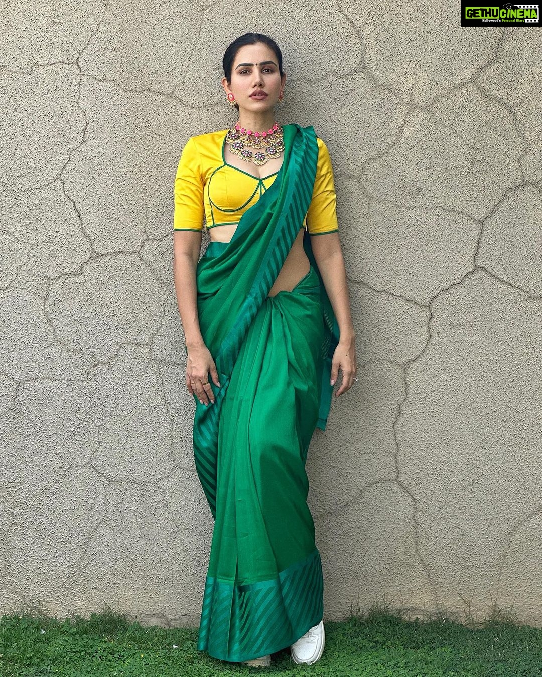 Sonnalli Seygall Instagram - To stories told & untold ❤️ @mumbaifilmfestival Saree- @raw_mango Jewellery- @aquamarine_jewellery Stylist- @trishadjani #artists #art #cinema #mami #indiancinema #mumbaifilmfestival #filmfestival #mumbai