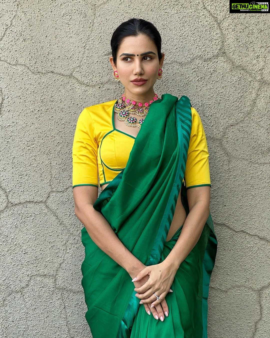 Sonnalli Seygall Instagram - To stories told & untold ❤️ @mumbaifilmfestival Saree- @raw_mango Jewellery- @aquamarine_jewellery Stylist- @trishadjani #artists #art #cinema #mami #indiancinema #mumbaifilmfestival #filmfestival #mumbai