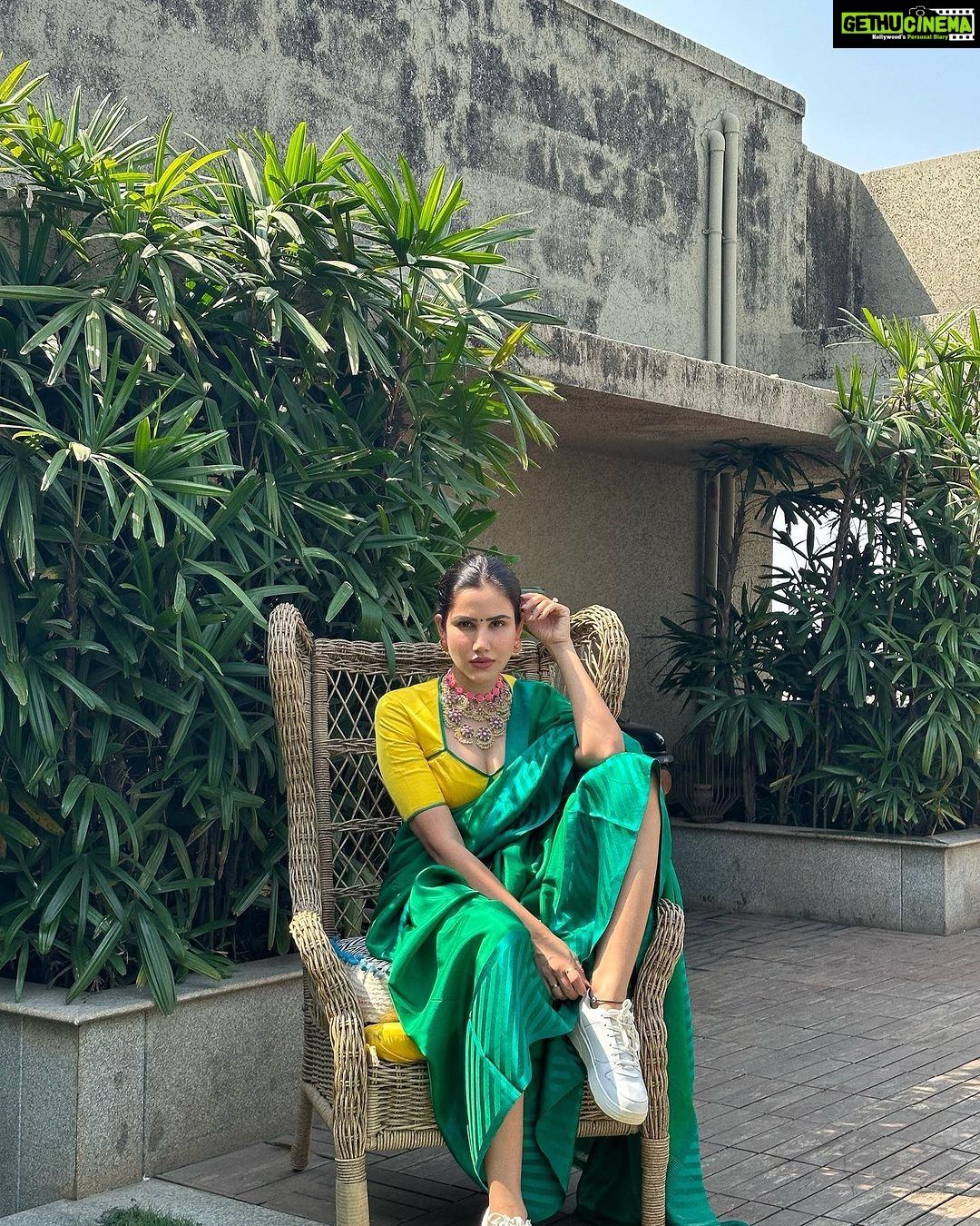Sonnalli Seygall Instagram - To stories told & untold ❤️ @mumbaifilmfestival Saree- @raw_mango Jewellery- @aquamarine_jewellery Stylist- @trishadjani #artists #art #cinema #mami #indiancinema #mumbaifilmfestival #filmfestival #mumbai