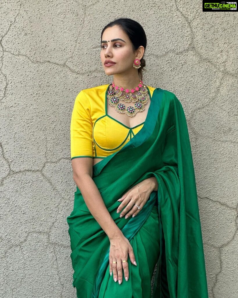 Sonnalli Seygall Instagram - To stories told & untold ❤️ @mumbaifilmfestival Saree- @raw_mango Jewellery- @aquamarine_jewellery Stylist- @trishadjani #artists #art #cinema #mami #indiancinema #mumbaifilmfestival #filmfestival #mumbai