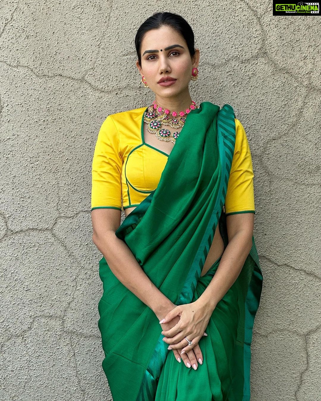 Sonnalli Seygall Instagram - To stories told & untold ❤️ @mumbaifilmfestival Saree- @raw_mango Jewellery- @aquamarine_jewellery Stylist- @trishadjani #artists #art #cinema #mami #indiancinema #mumbaifilmfestival #filmfestival #mumbai