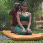 Sonnalli Seygall Instagram - Don’t cancel it till you’ve tried it ✅ #TokSen #massagetherapy #healingenergy #wellnessjourney #yogatherapy #uniquestays #wellnessretreat P.S.- Thank you Bhaskar jee for the most healing experience 🙏 Location & facilitator- @anokhigarden @damani_aditya