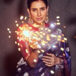 Sonnalli Seygall Instagram - Happy Diwali ✨ May this year be filled with love, abundance, peace & prosperity! 📸: @dieppj #diwalivibes #happydiwali #festivities #diwali💥