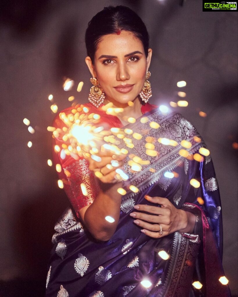 Sonnalli Seygall Instagram - Happy Diwali ✨ May this year be filled with love, abundance, peace & prosperity! 📸: @dieppj #diwalivibes #happydiwali #festivities #diwali💥