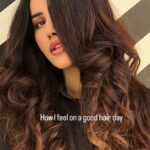 Sonnalli Seygall Instagram - No reason of putting this reel other than that I wanted to show off my curls 💁‍♀️ Hair cut & styling credit @smashh2.0 ❣️ #goodhairday #curlscurlscurls #selfcarefirst