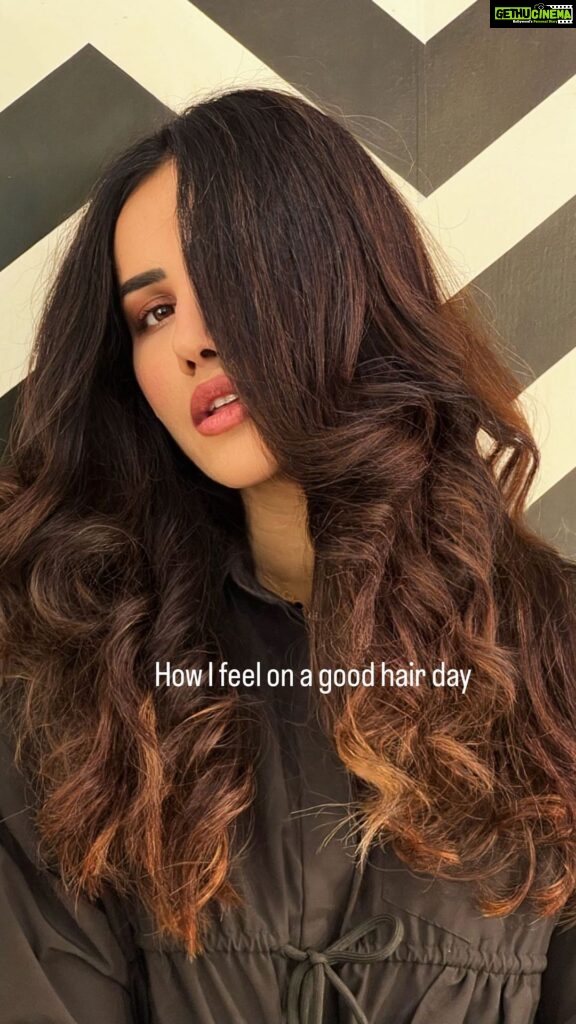 Sonnalli Seygall Instagram - No reason of putting this reel other than that I wanted to show off my curls 💁‍♀️ Hair cut & styling credit @smashh2.0 ❣️ #goodhairday #curlscurlscurls #selfcarefirst