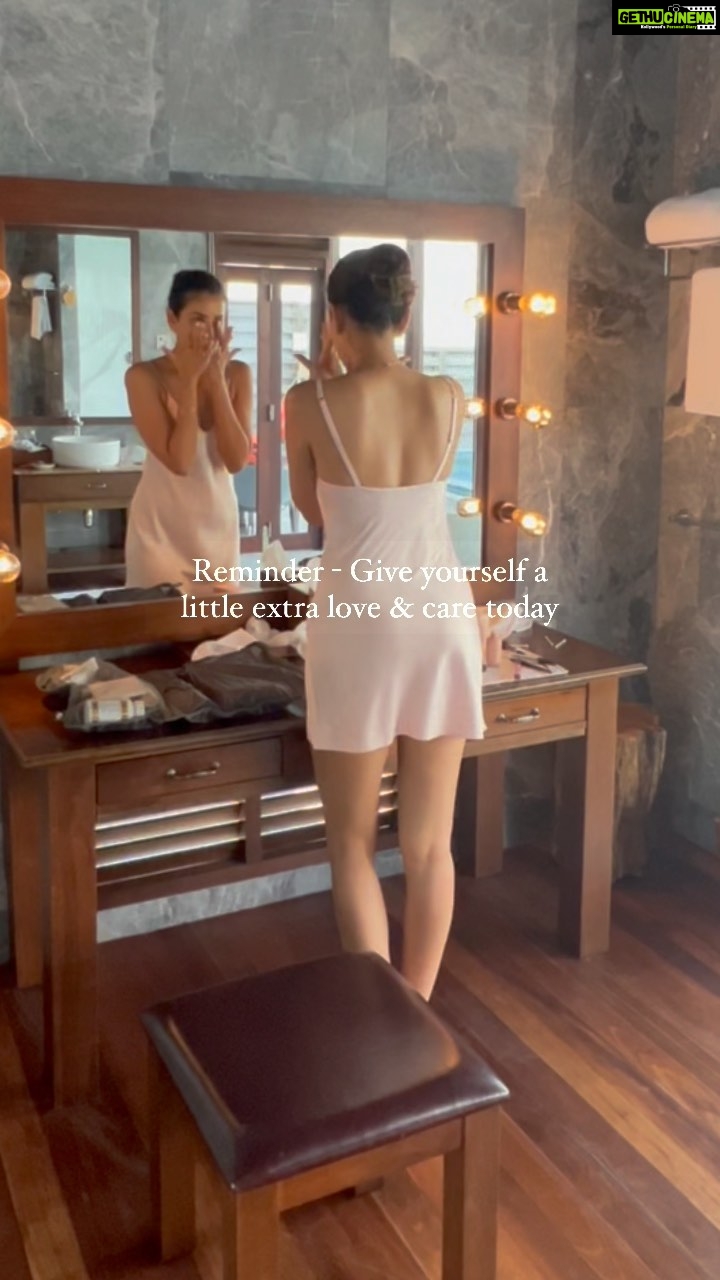 Sonnalli Seygall Instagram - Some of my fav ways to show love & care to myself - 1. Doing my morning skin care routine 2. Working out 3. Eating right & nutritious food 4. Spending quality time with my fav ppl 5. Meditating Whatβs yours? π€ βββββββ-βββββββ-βββββββ-βββββββ- #selflovejourney #wellness #loveyourself #healingvibrations