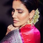 Sonnalli Seygall Instagram - Happy Diwali ✨ May this year be filled with love, abundance, peace & prosperity! 📸: @dieppj #diwalivibes #happydiwali #festivities #diwali💥
