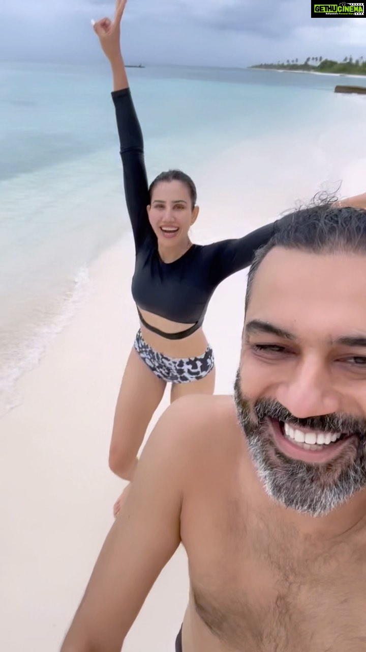 Sonnalli Seygall Instagram - Keep vibing my lover🕺 Today, tomorrow, years & lifetimes to come ❤️ Janm din diyan lakh lakh vadhaiyaan @asheshlsajnani 🧿