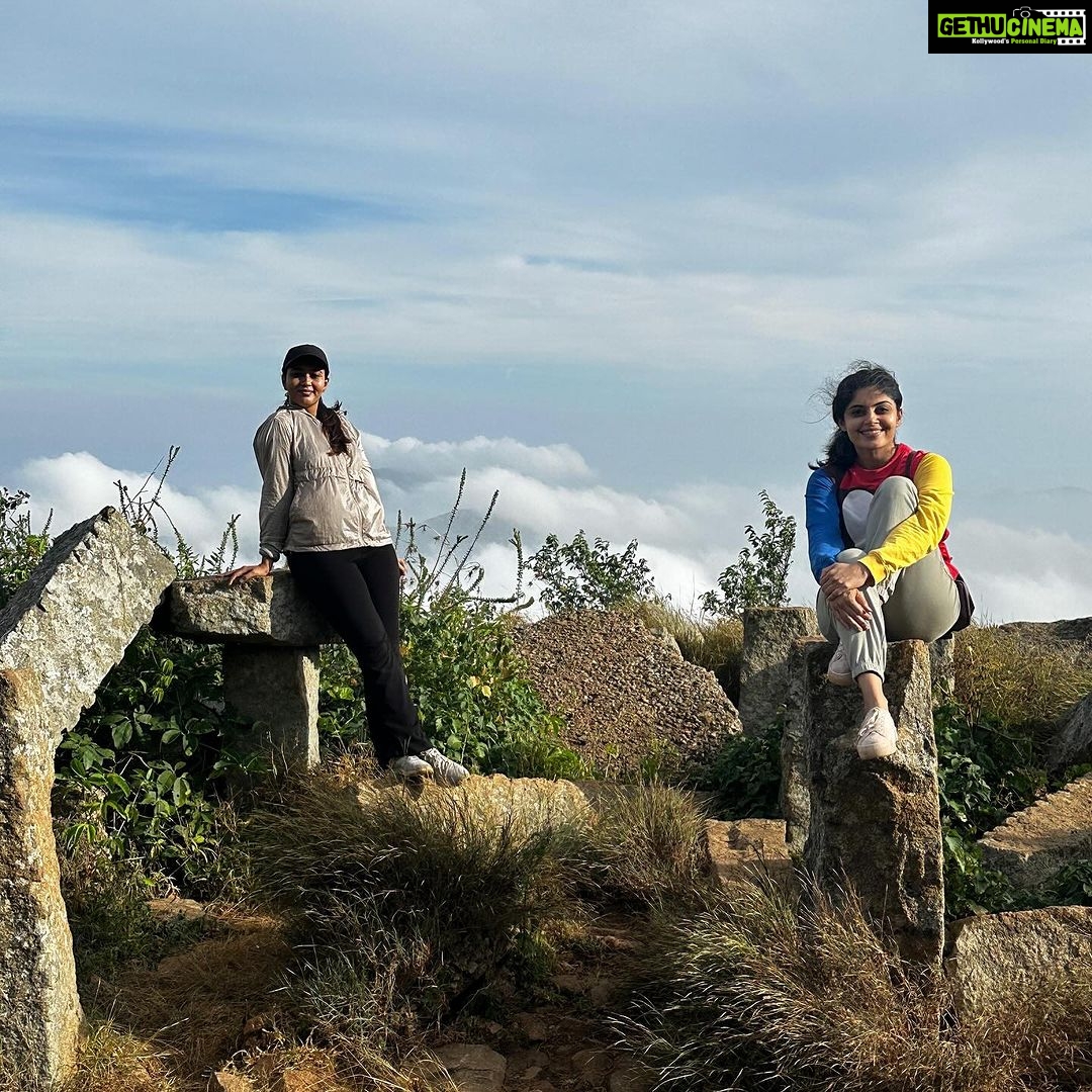 Sonu Gowda Instagram - Skandagiri sunrise trek❤️ The breathtaking views, unforgettable experience.. experience that filled my heart with happiness and gratitude ❤️ lots of love to my dearest @bhavanaa_raao_actor❤️❤️❤️ n to my lil one @neharamakrishna ❤️❤️❤️ for making it so special and beautiful 🤩