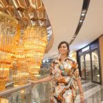 Sonu Gowda Instagram - Phoenix Mall of Asia 📍Hebbal It’s not only a shopper’s paradise but also a feast for the eyes! The mall boasts stunning decor with lavish chandeliers casting their glow in every corner and creating an atmosphere of elegance and luxury. Be prepared to mesmerise the fountains, incredible brands, tons of food.. celebrate your Deepawali in this luxurious place having a fancy lights at all twists and turns. Happy Deepawali 🪔 #phoenixmallofasiabanglore #phoenixmallofasia #launch #shoppingcentreinbangalore #sonugowda #shopacholic